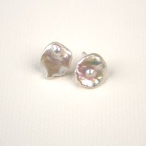 Petal - Short Pearl Earring 15-16mm